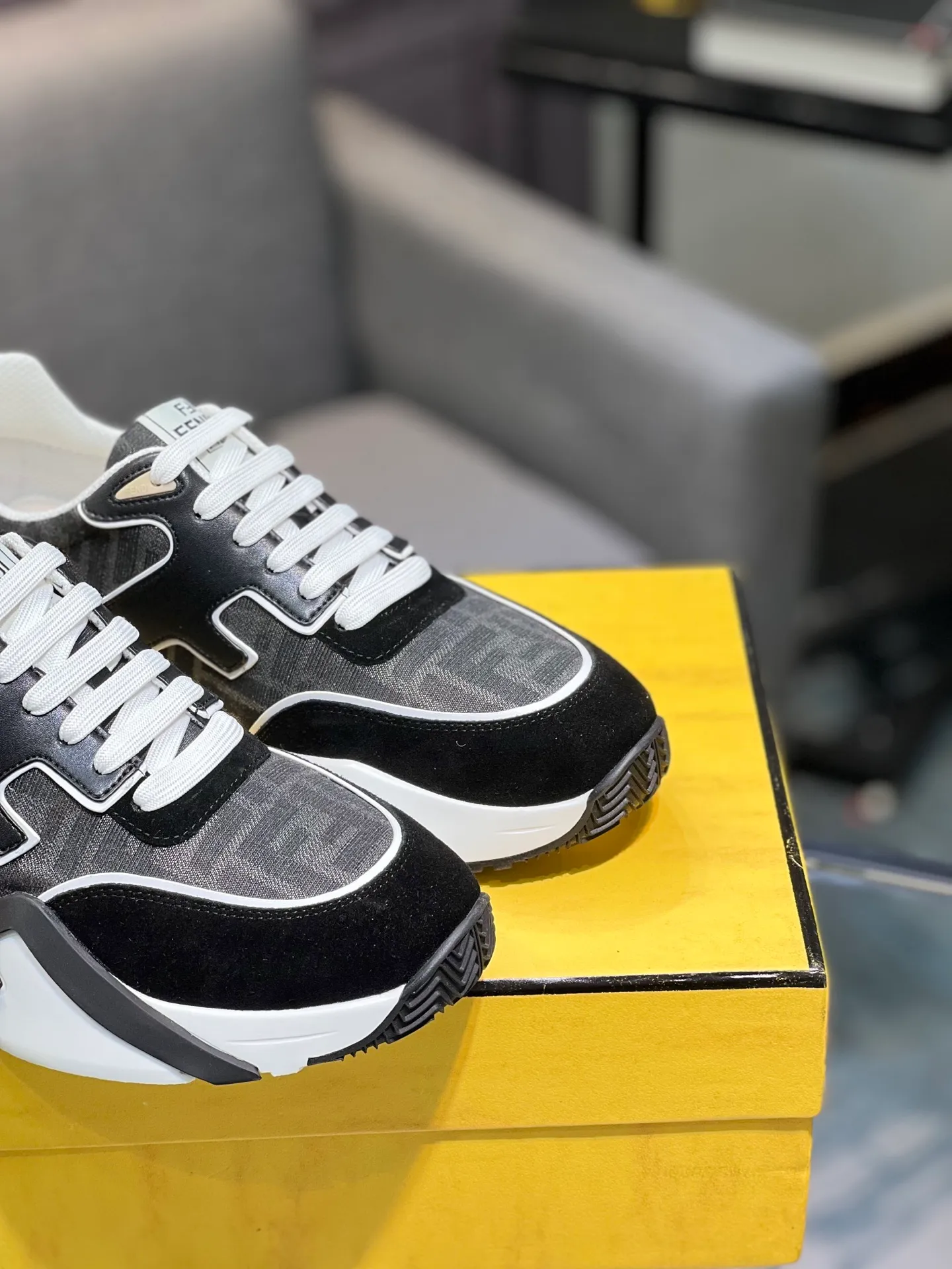 Men's shoes 💰580 FENDI men's fashion casual shoes 👟Hot sale🔥Official website 1:1 replica ⬆️Original quality - Original leather - Original breathable mesh lining Original outsole 1:1 replica, code number 38-44 (45-46 customized)